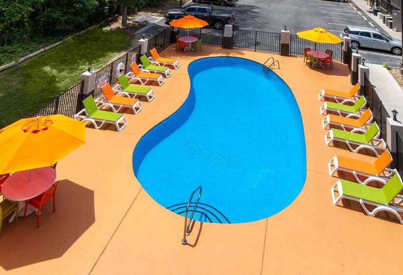 هتل Super 8 By Wyndham Pigeon Forge Emert St