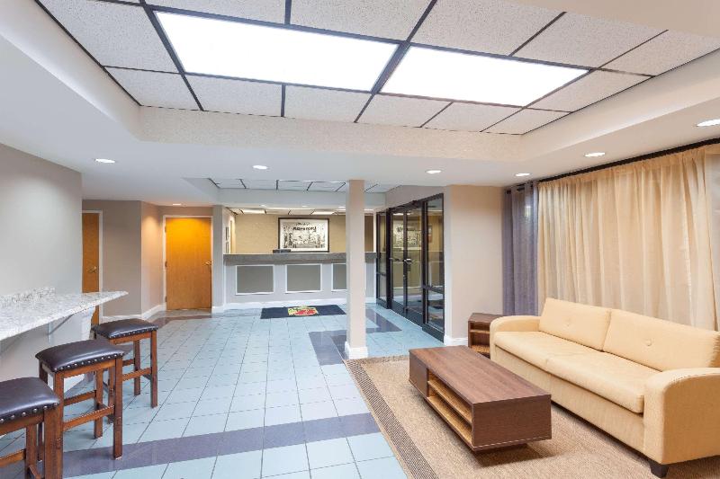 هتل Super 8 By Wyndham Pigeon Forge Emert St