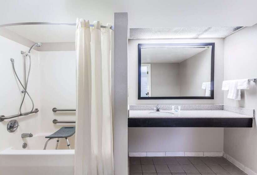 هتل Super 8 By Wyndham Pigeon Forge Emert St