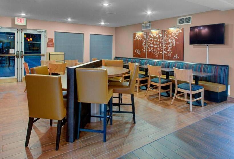 ホテル Towneplace Suites Wichita East