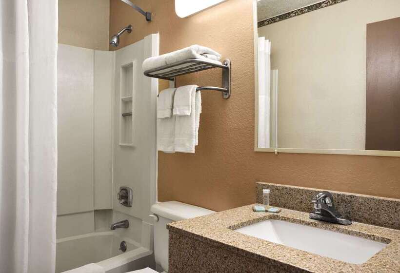 בית מלון כפרי Travelodge By Wyndham Battle Creek