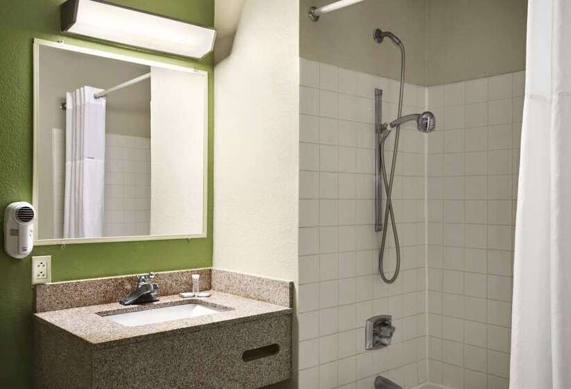 בית מלון כפרי Travelodge By Wyndham Battle Creek