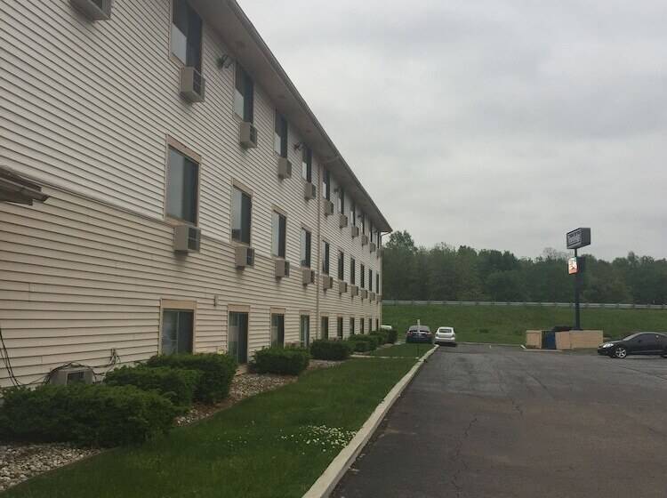 בית מלון כפרי Travelodge By Wyndham Battle Creek