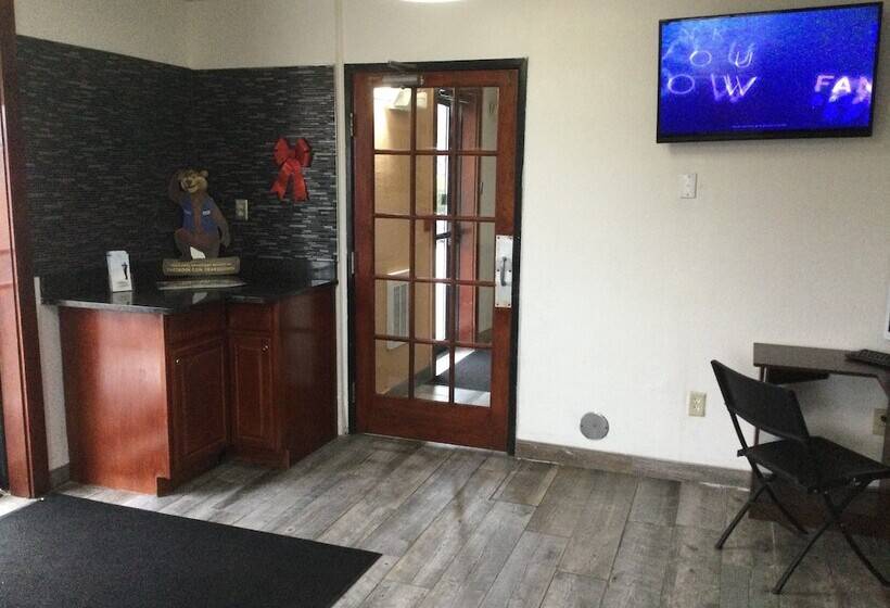 בית מלון כפרי Travelodge By Wyndham Battle Creek