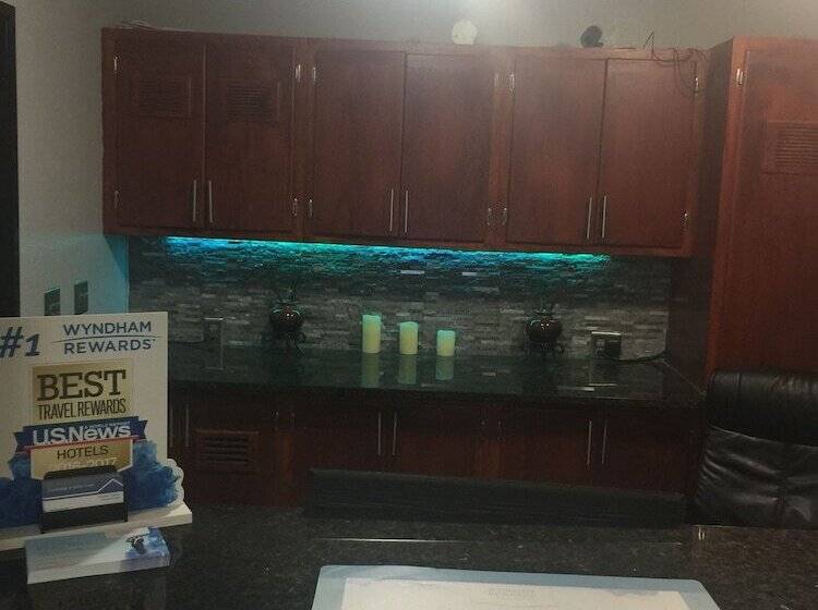 בית מלון כפרי Travelodge By Wyndham Battle Creek