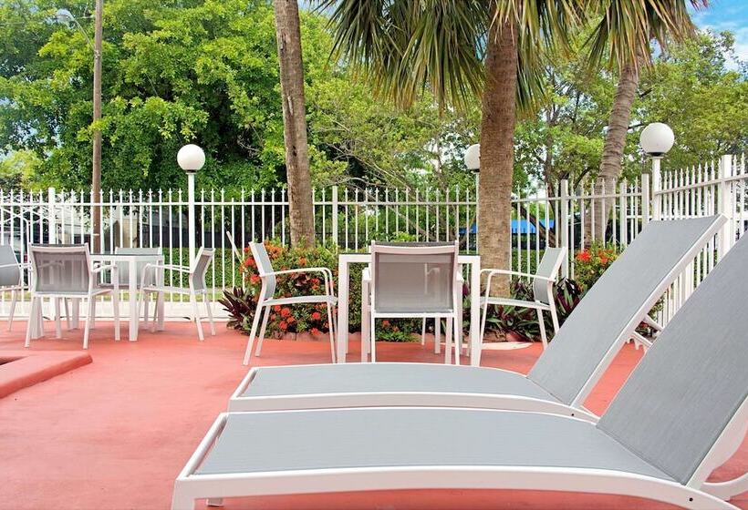 ホテル Travelodge By Wyndham Fort Lauderdale