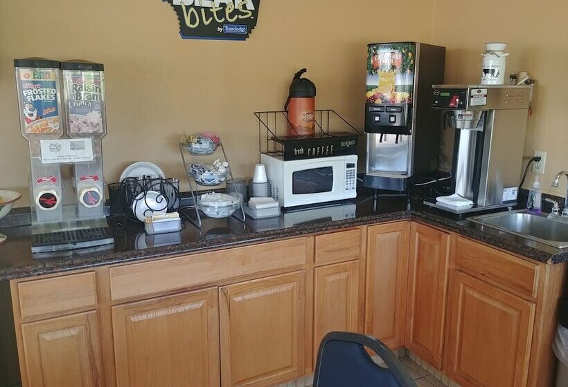 فندق Travelodge By Wyndham Great Bend