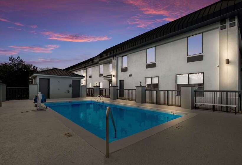 汽车旅馆  Quality Inn & Suites