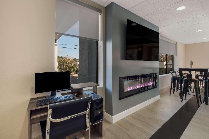 汽车旅馆  Quality Inn & Suites