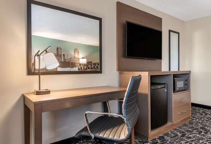 فندق على الطريق Clarion Pointe Indianapolis Airport
