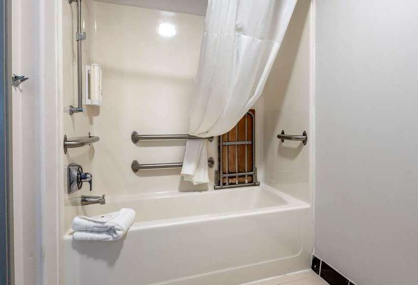 فندق على الطريق Clarion Pointe Indianapolis Airport