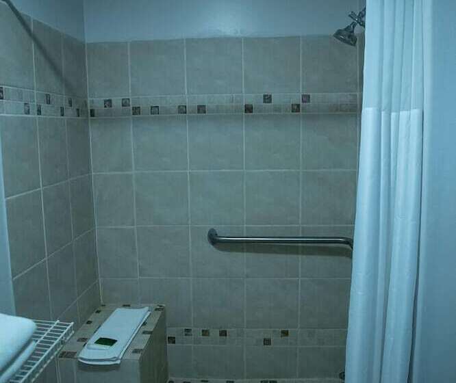 فندق على الطريق Clarion Pointe Indianapolis Airport