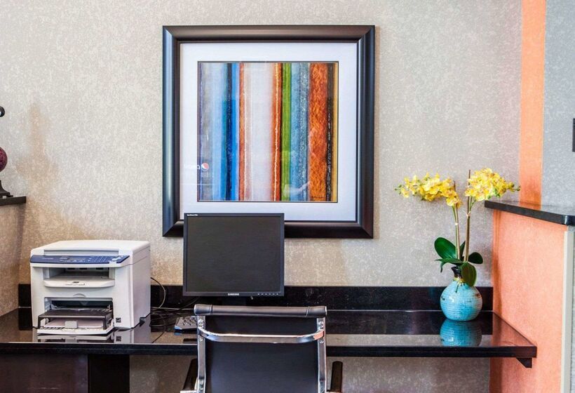 מוטל Comfort Inn Lees Summit   Hwy 50 & Hwy 291