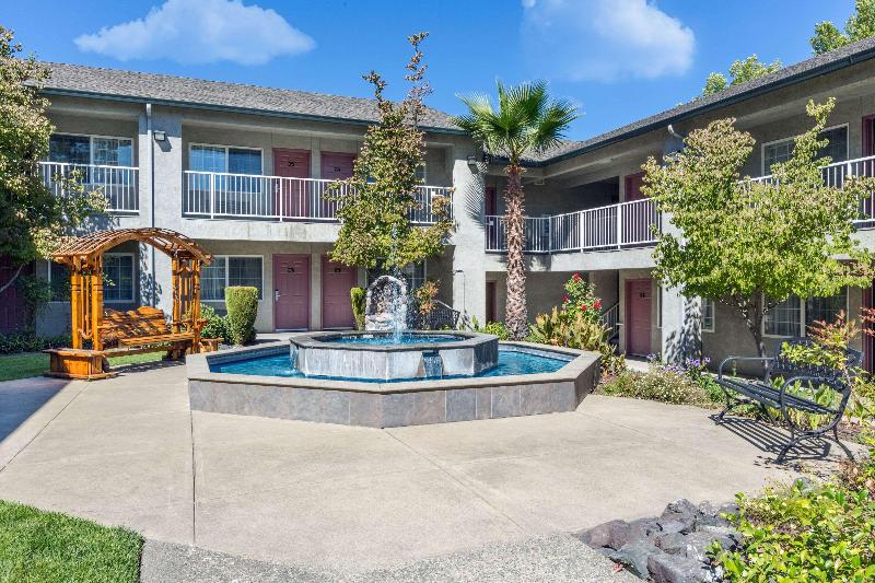 모텔 Creekside Inn & Suites