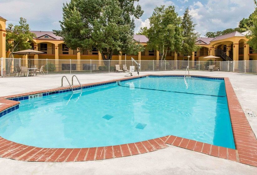 فندق على الطريق Econo Lodge