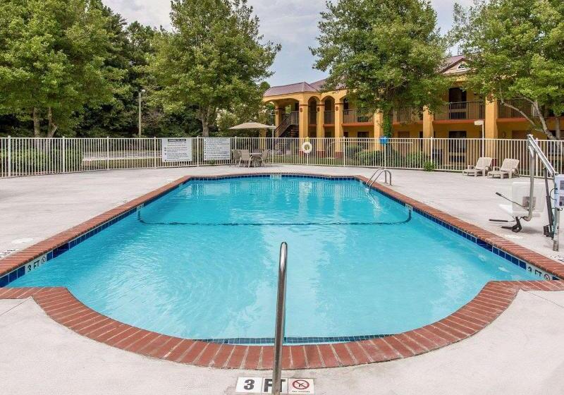 فندق على الطريق Econo Lodge