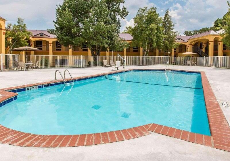 فندق على الطريق Econo Lodge