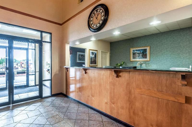 Мотель Econo Lodge Inn & Suites