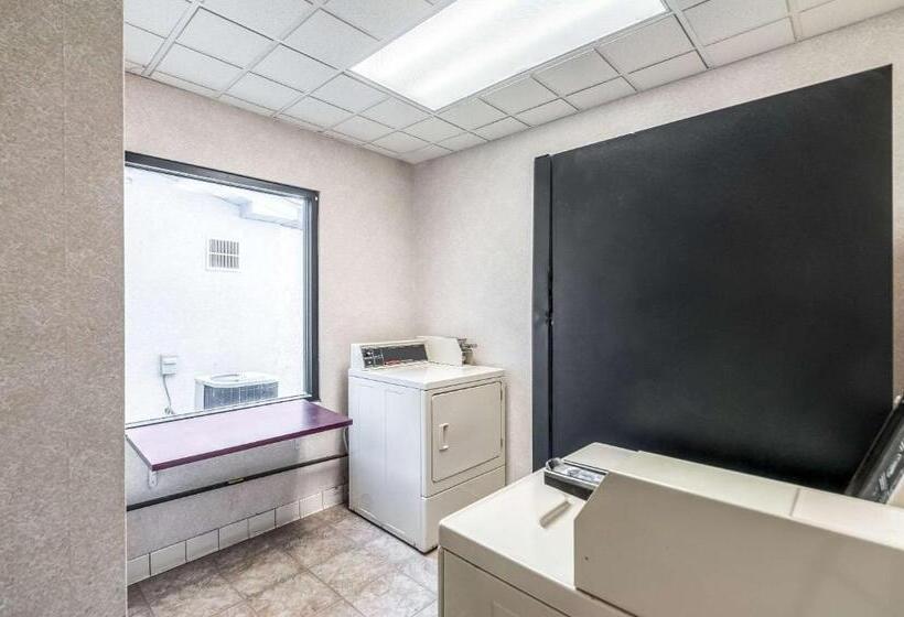 Мотель Econo Lodge Inn & Suites