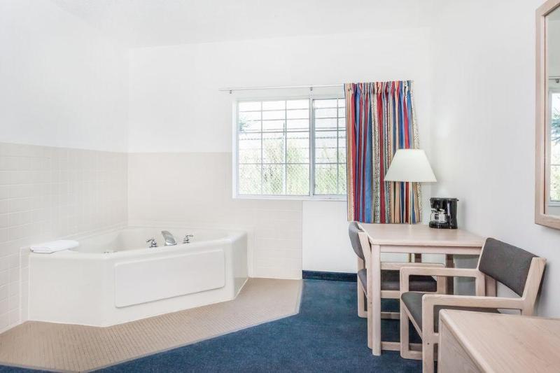 מוטל Forest City Inn