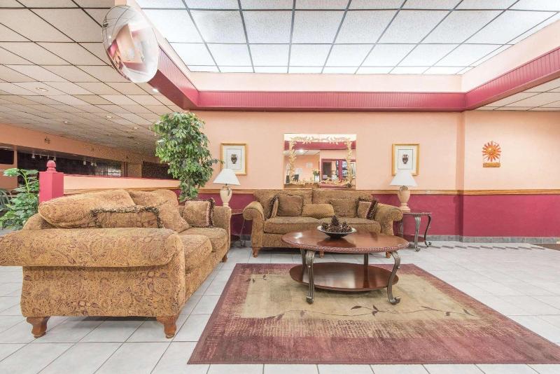 فندق على الطريق Castle Inn & Suites