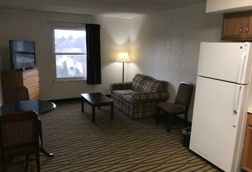 فندق على الطريق President Inn & Suites