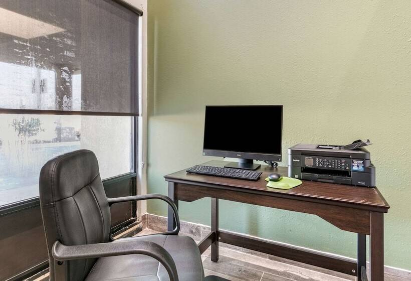 فندق على الطريق Quality Inn