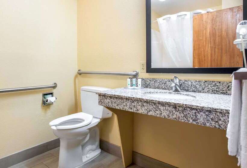 מוטל Quality Inn & Suites Brandenburg   Fort Knox