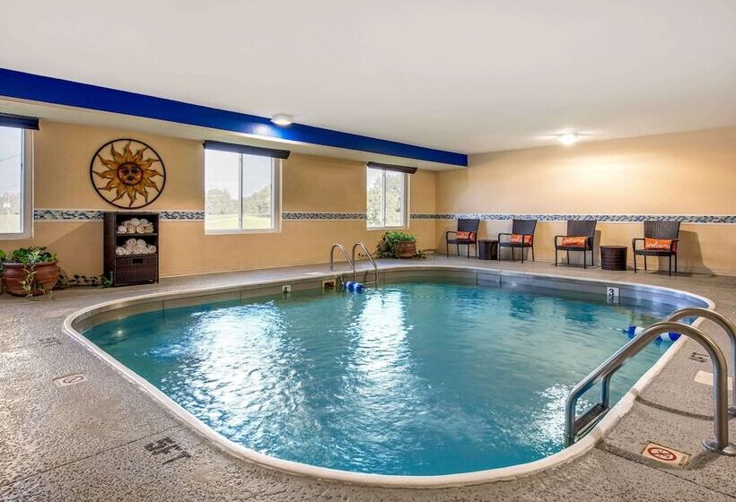 מוטל Quality Inn & Suites Brandenburg   Fort Knox