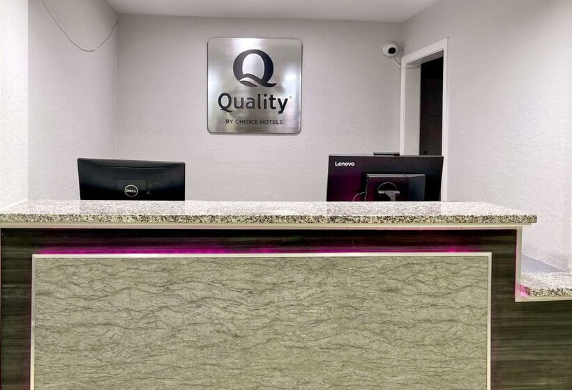 모텔 Quality Inn & Suites