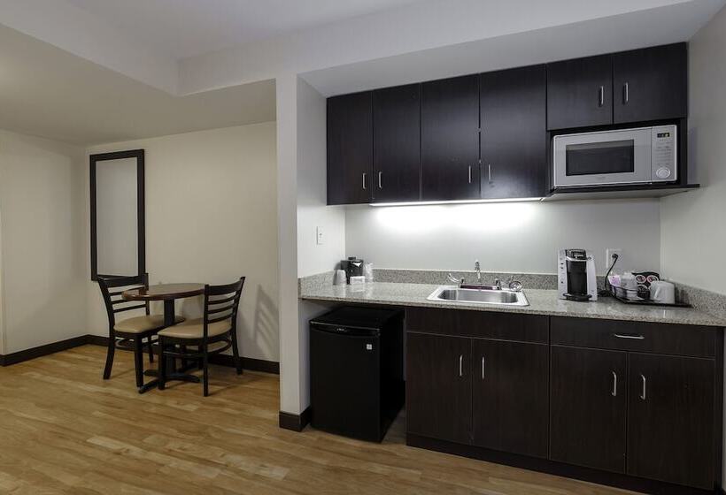 Мотель Red Roof Inn Plus+ & Suites Malone