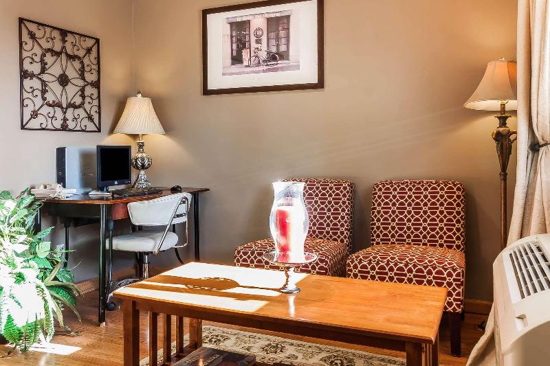 فندق على الطريق Rodeway Inn