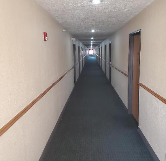 모텔 Super 7 Inn Tecumseh