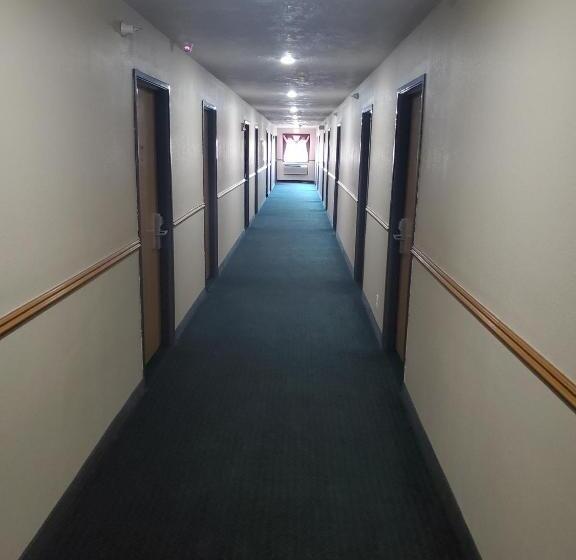 모텔 Super 7 Inn Tecumseh