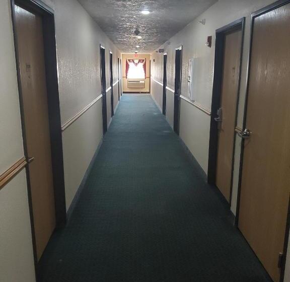 모텔 Super 7 Inn Tecumseh