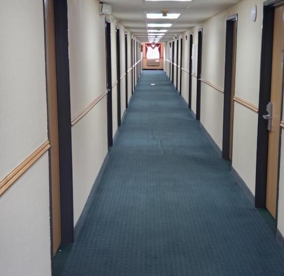 모텔 Super 7 Inn Tecumseh