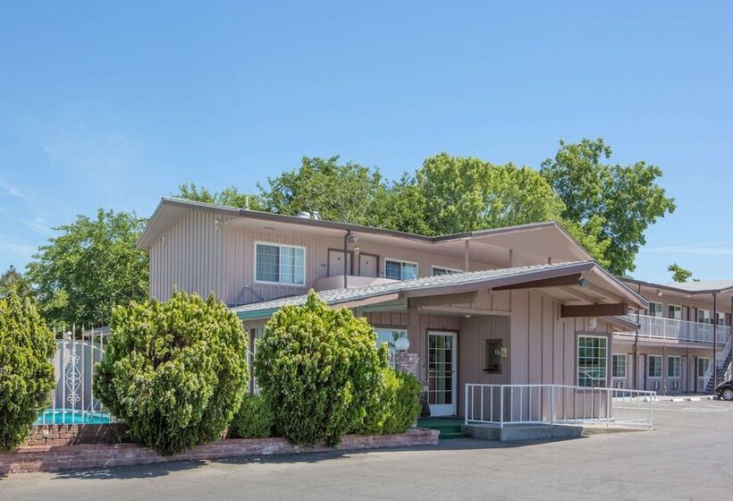 فندق على الطريق Super 8 By Wyndham Booneville