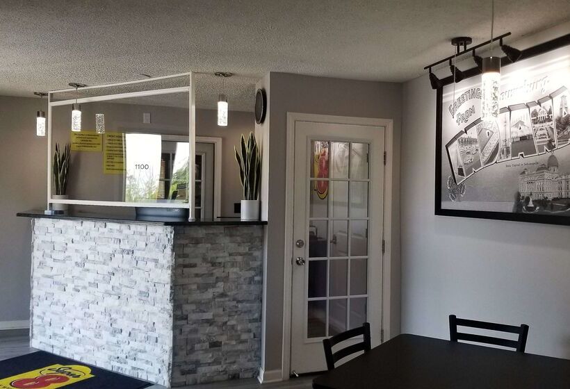 فندق على الطريق Super 8 By Wyndham Brownsburg