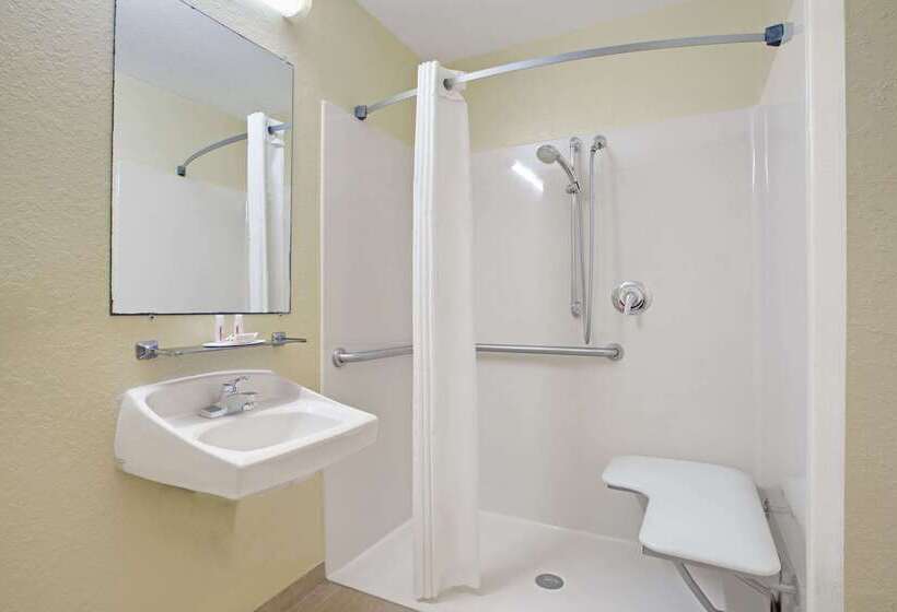 فندق على الطريق Super 8 By Wyndham Daytona Beach