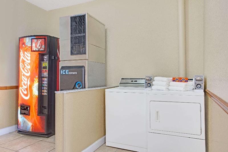 فندق على الطريق Super 8 By Wyndham Daytona Beach