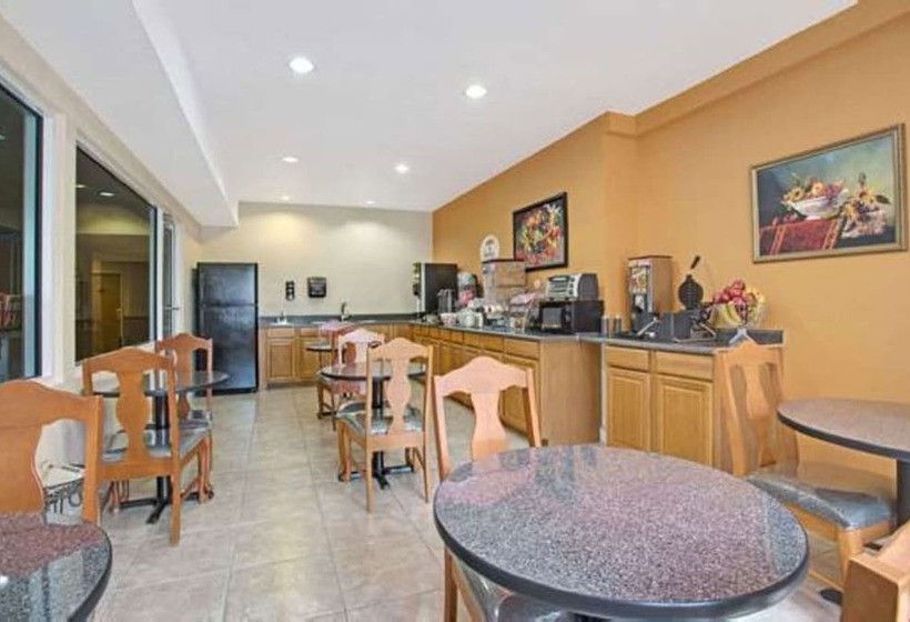 فندق على الطريق Super 8 By Wyndham Daytona Beach