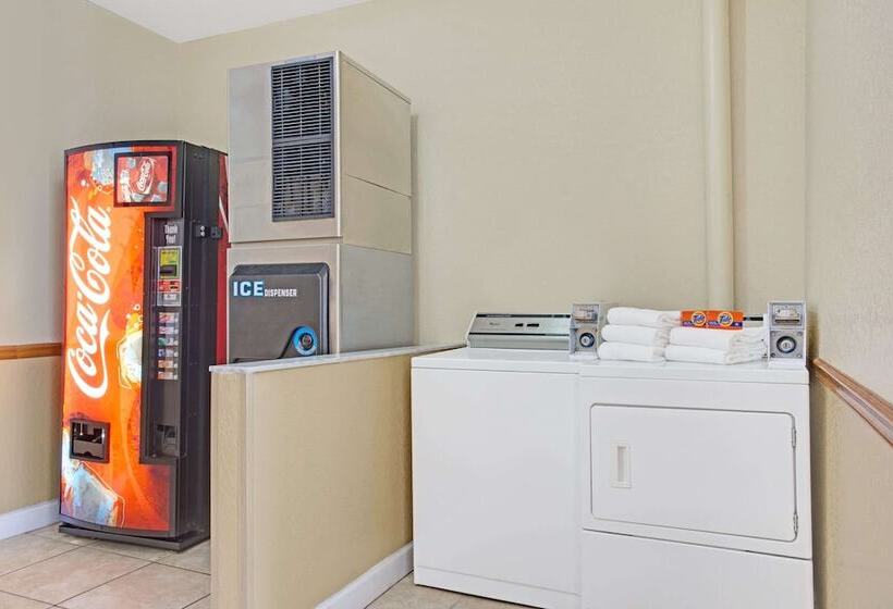 فندق على الطريق Super 8 By Wyndham Daytona Beach