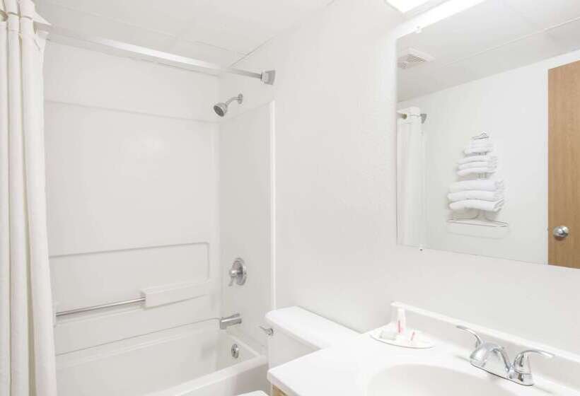 مُتل Super 8 By Wyndham Groton