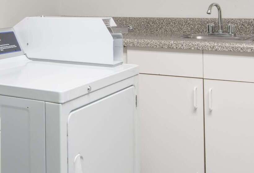 مُتل Super 8 By Wyndham Groton