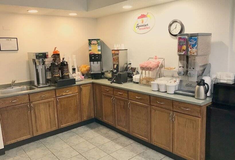 مُتل Super 8 By Wyndham Groton