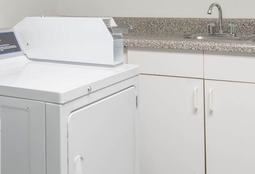 مُتل Super 8 By Wyndham Groton