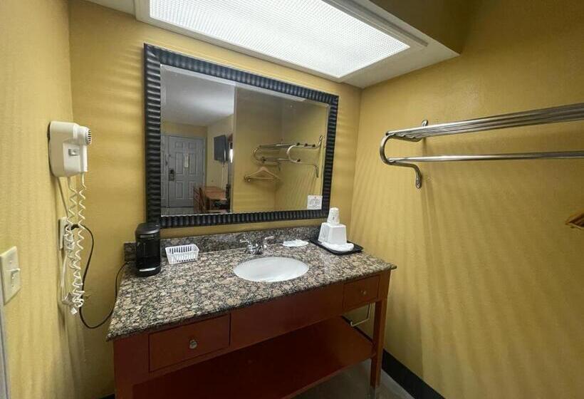 فندق على الطريق Super 8 By Wyndham Hazen