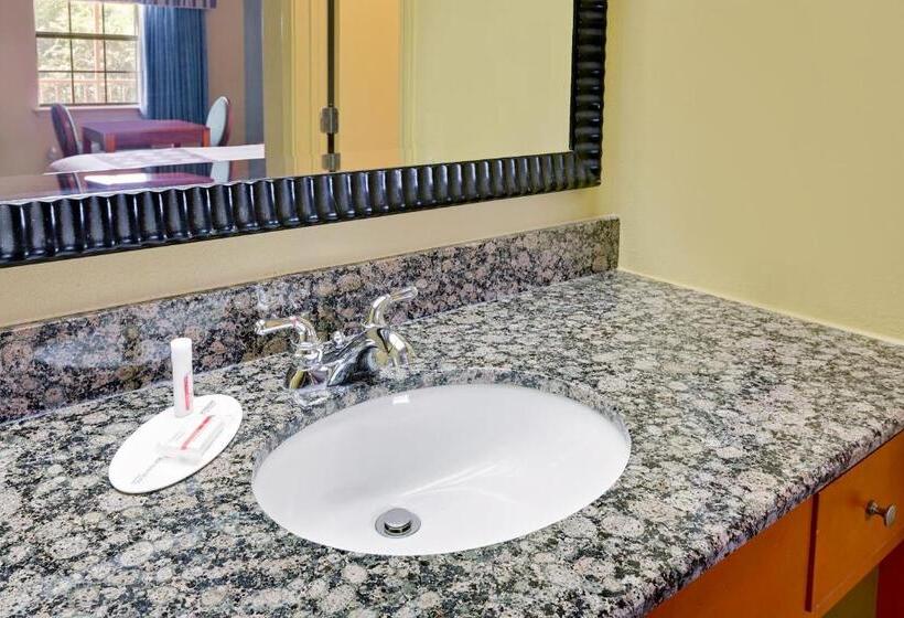 فندق على الطريق Super 8 By Wyndham Hazen