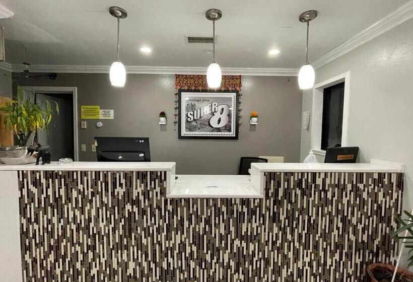 فندق على الطريق Super 8 By Wyndham Hazen