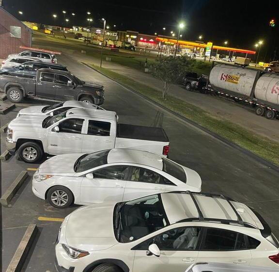 فندق على الطريق Super 8 By Wyndham Hazen